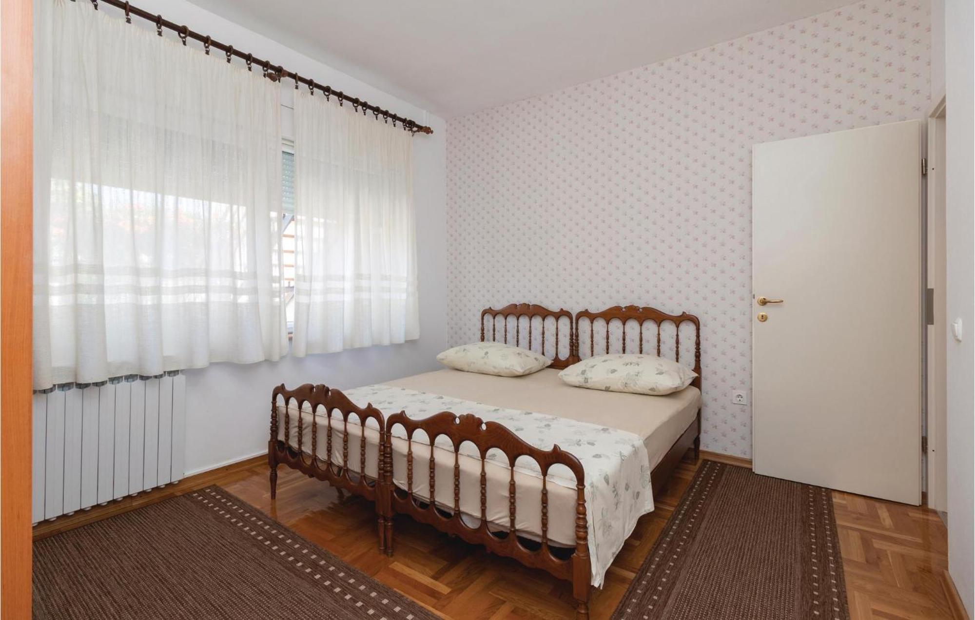 Apartament 6 *